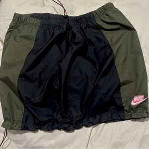 Women’s Nike Icon Clash Mini Skirt. Large.